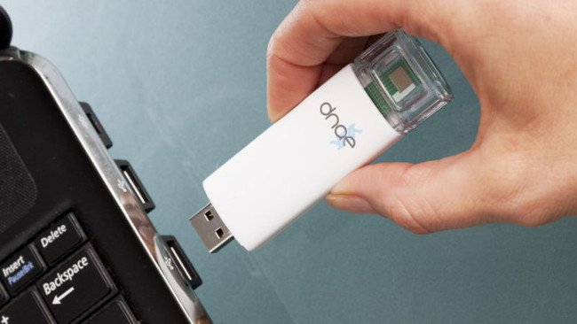 Phát minh mới: USB xét nghiệm HIV cho kết quả trong 30 phút